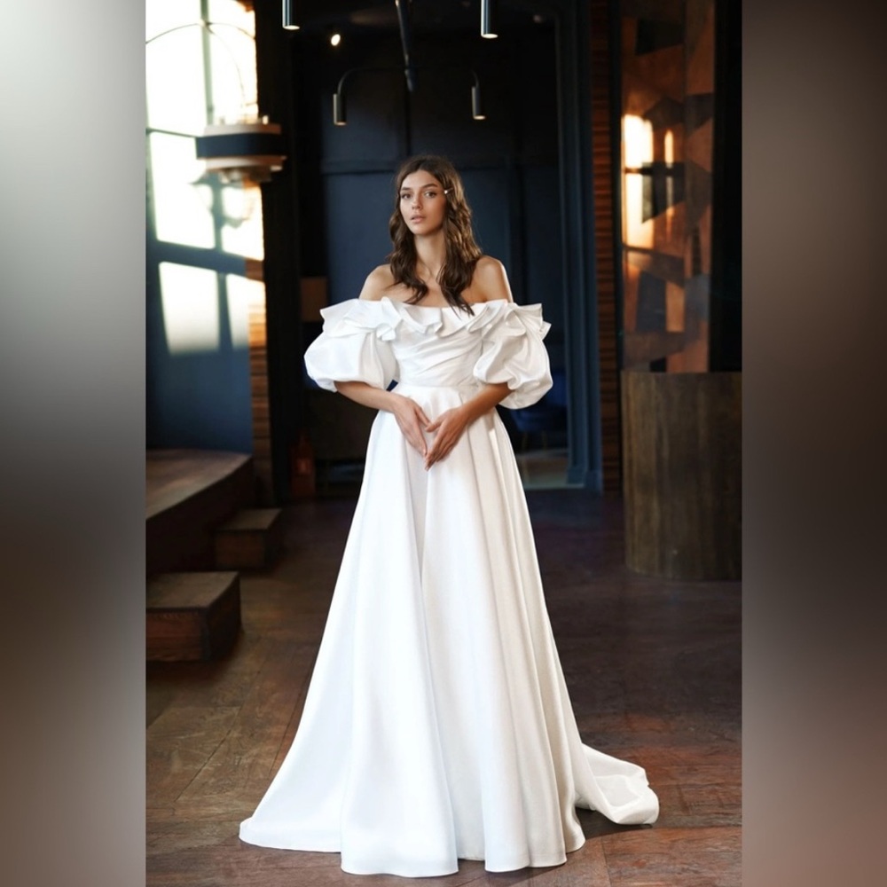 Ballgown Wedding Dress w Removable Puff Sleeves - Size 6